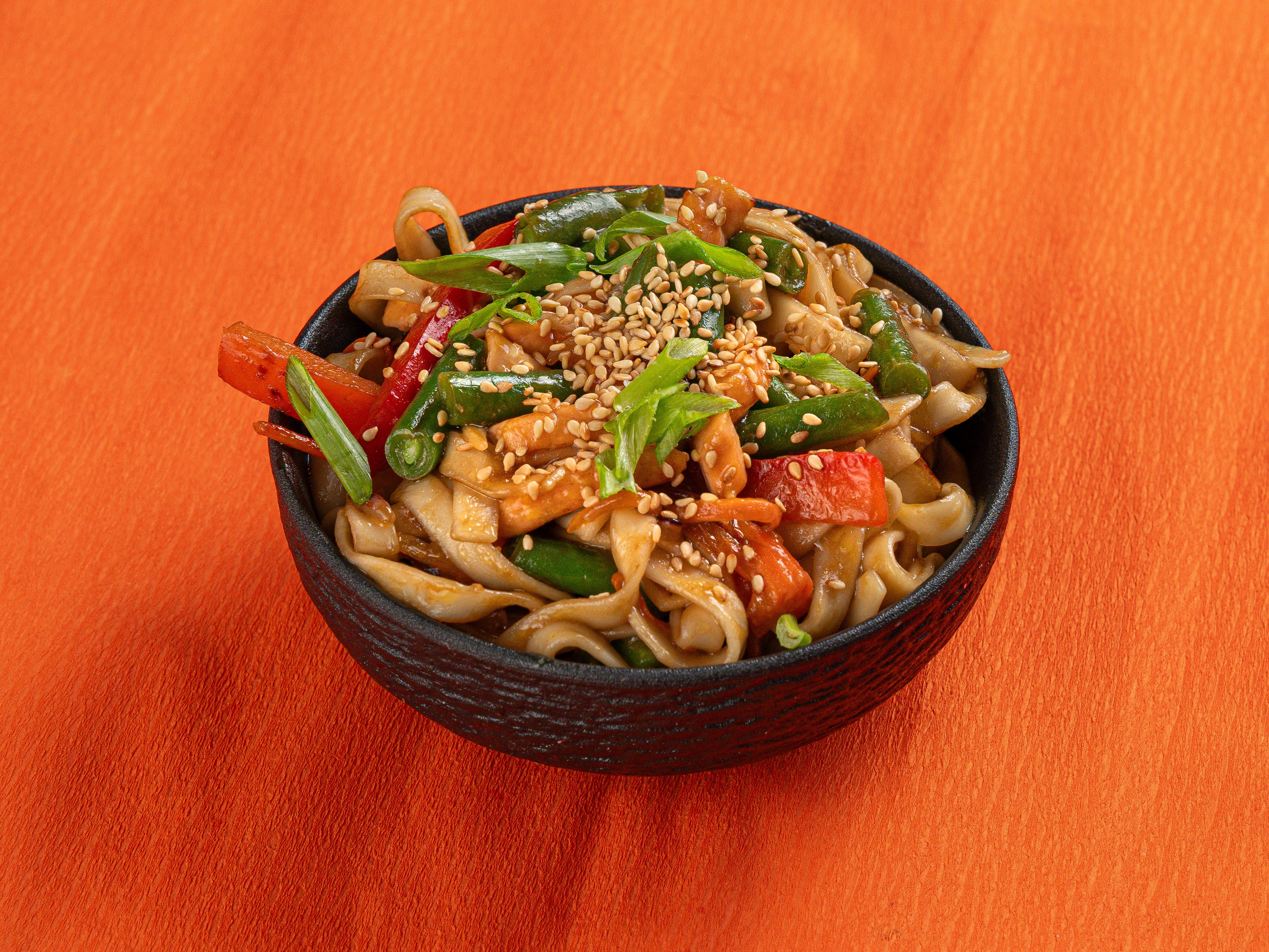Wok с лососем