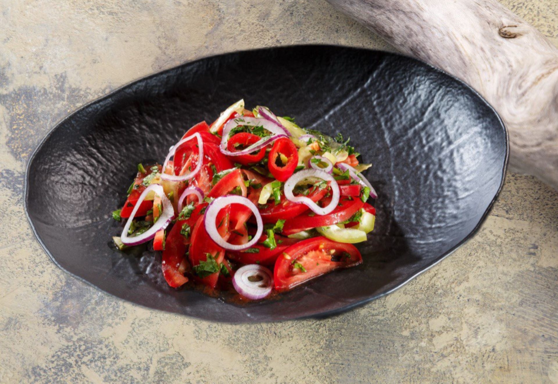 Салат из розовых томатов