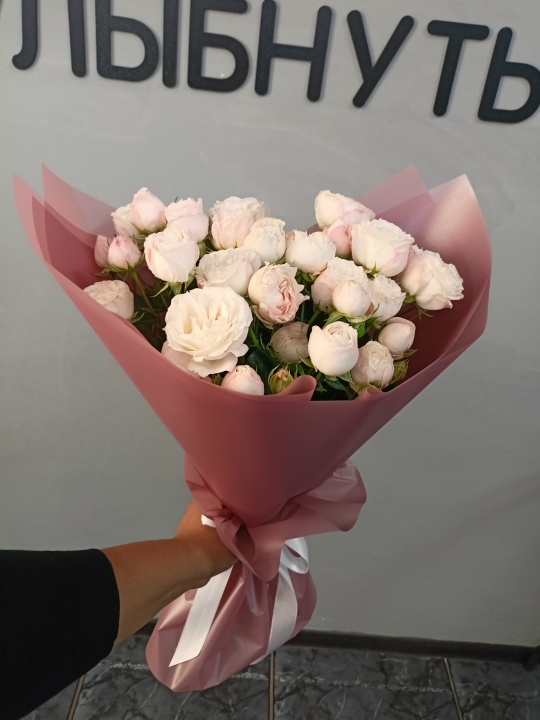 Букет из пионовидных кустовых роз