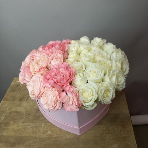 Цветы в коробке в форме сердца 