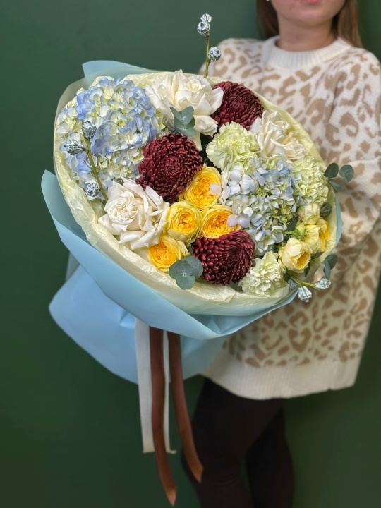 Авторский букет с голубыми гортензиями, желтой пионовидной розой, эквадорскими розами