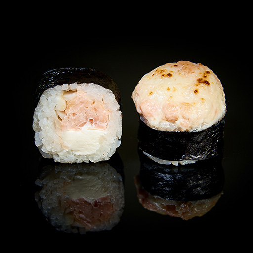 Запеченный ролл с брынзой и лососем