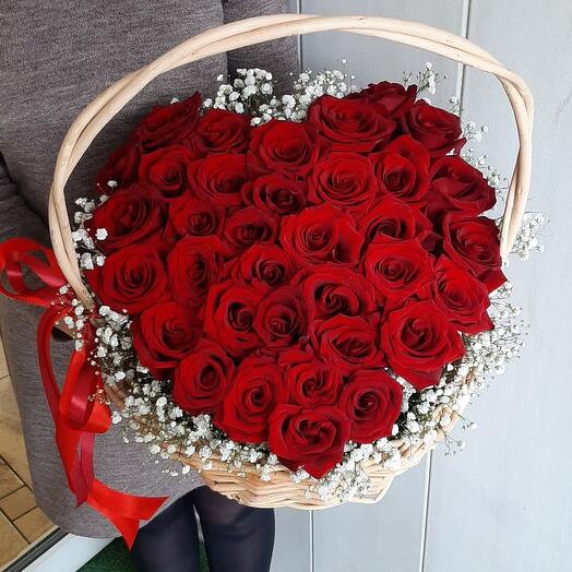 Сердце из роз в корзине