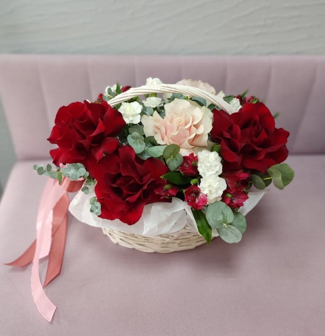 Корзина с французскими розами