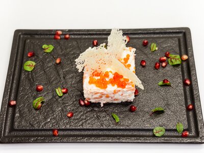 Салат с креветками, семгой, красной икрой