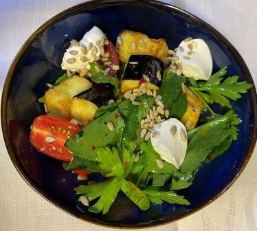 Салат с хрустящими баклажанами и сыром