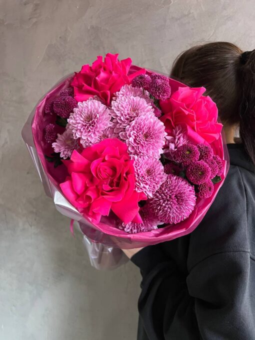 Авторский букет с французскими розами и сортовыми хризантемами