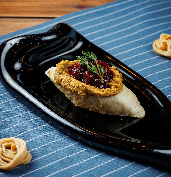 Мини-брускетта с паштетом и ягодным конфи