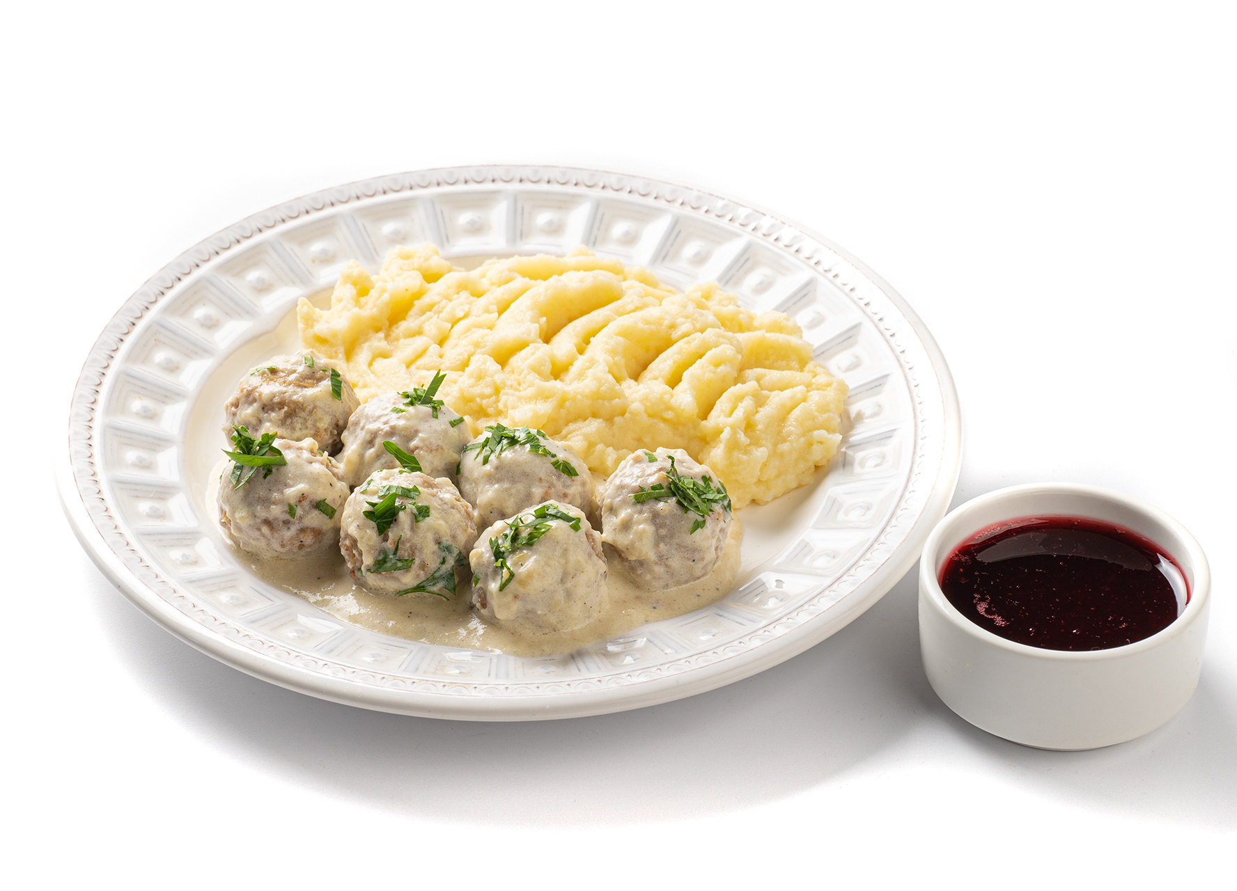 Фрикадельки с пюре и брусничным соусом