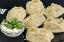 Манты мясокартофельные со сметаной