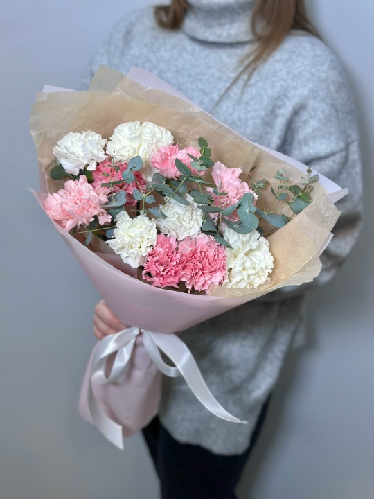 Нежные диантусы с эвкалиптом