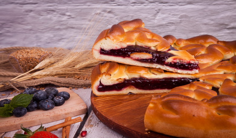 Осетинский пирог с вишней