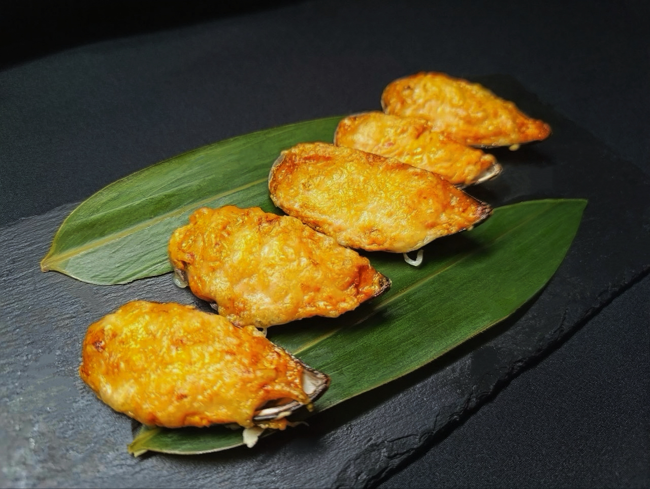 Мидии с соусом спайси