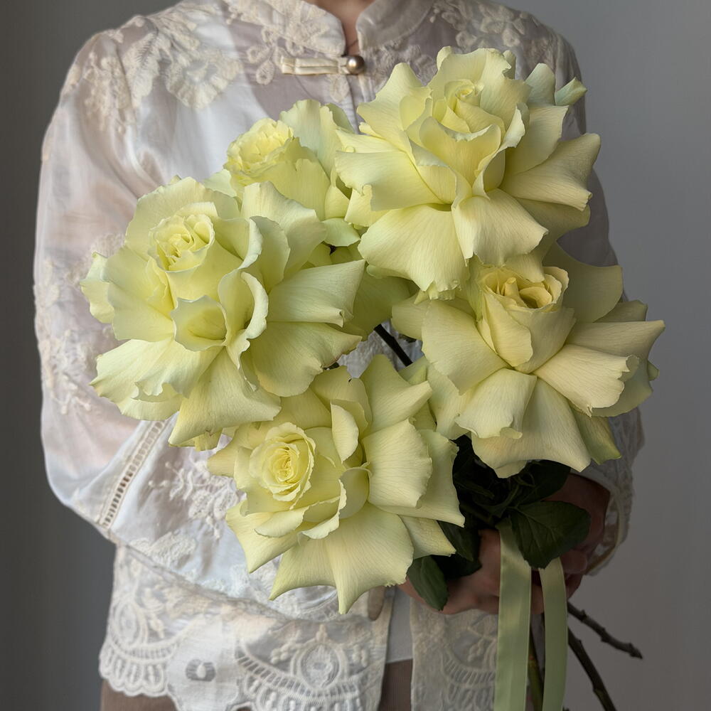 Моно букет из воздушных французских роз, цвета лимонад