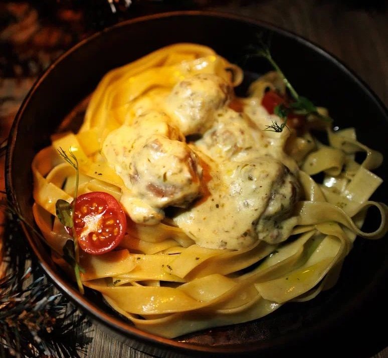 Кенигсбергские фрикадельки с пастой фетучини