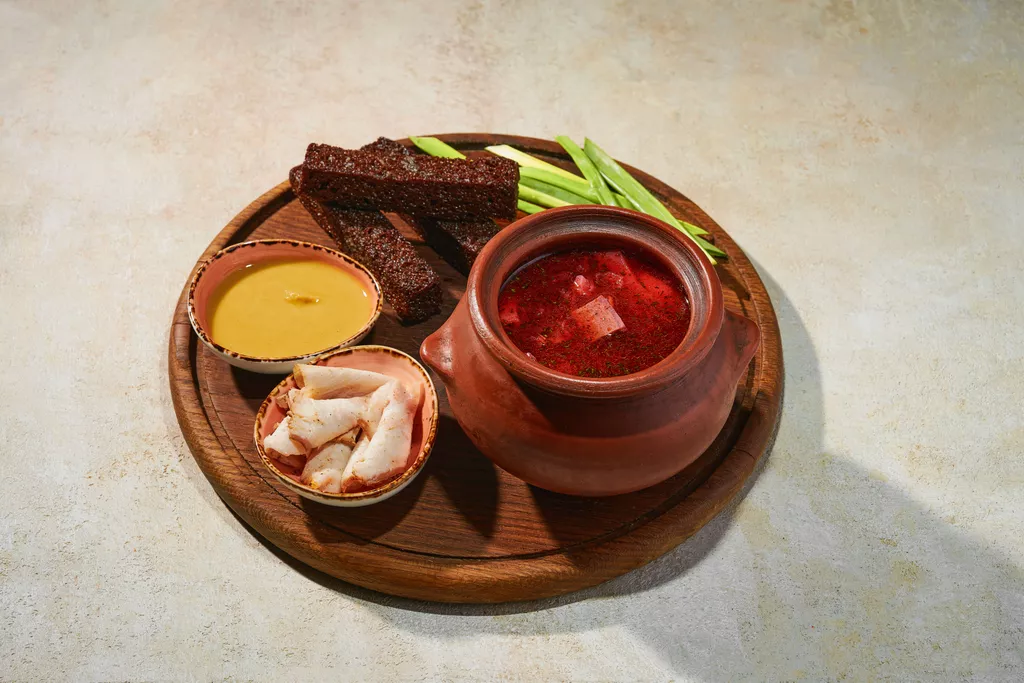 Борщ с салом и гренками