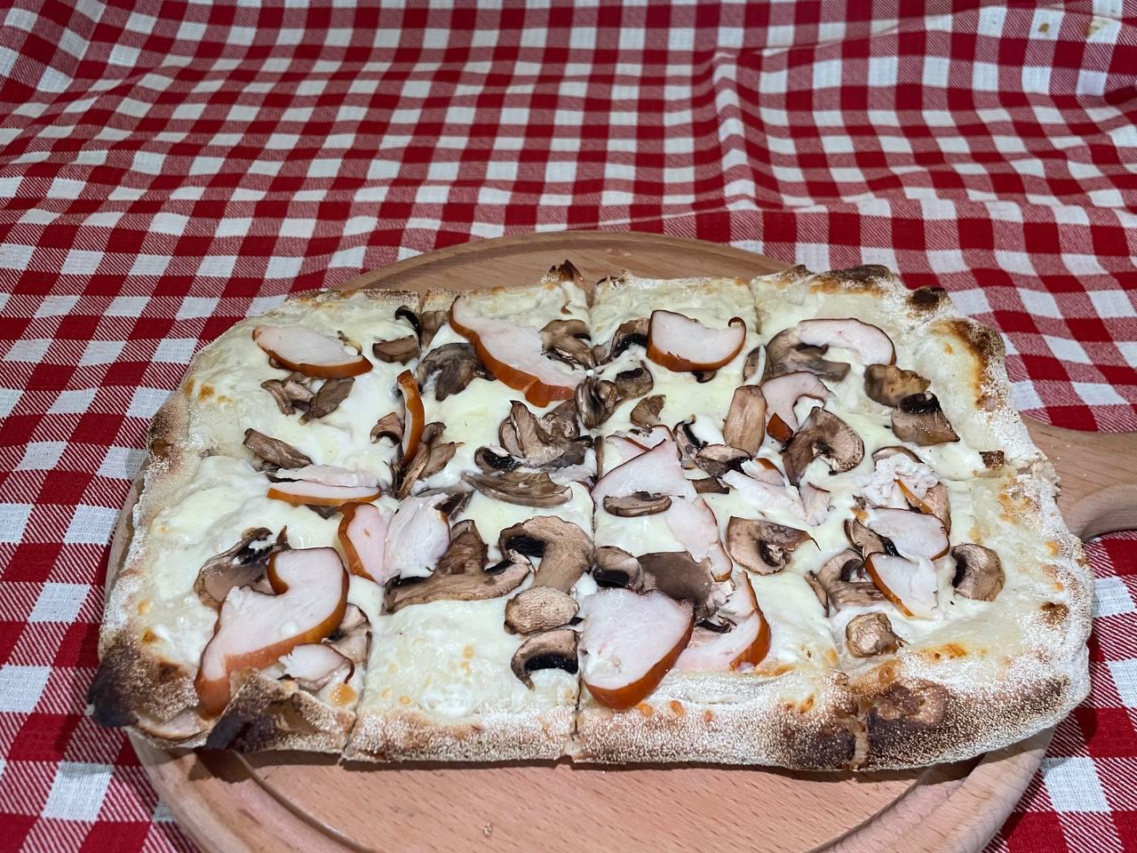 С копч. курочкой, грибами и слив. соусом