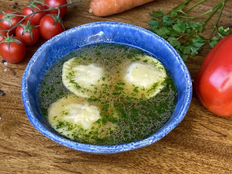 Куриный бульон с равиоли