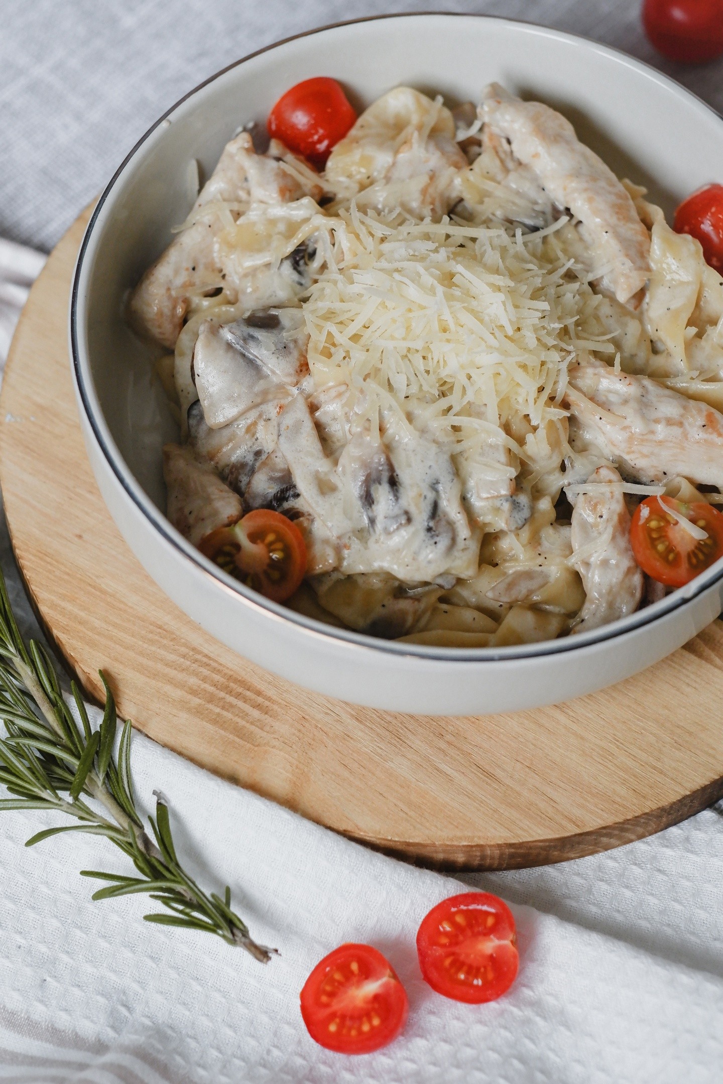 Паста с курицей и грибами