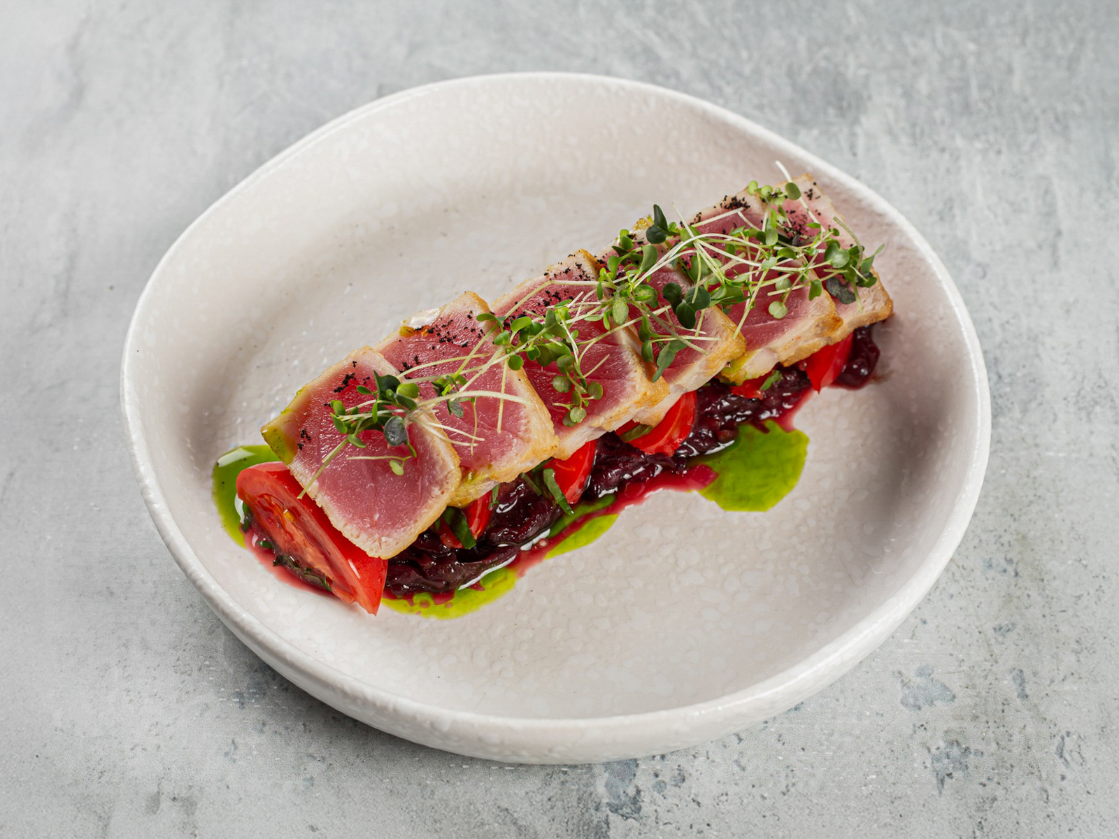 Тунец с луком и помидорами