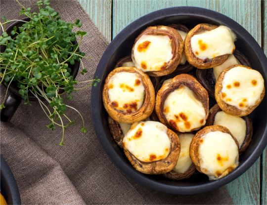Шампиньоны запечённые с сыром сулугуни