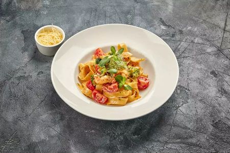 Фетучини с креветками и брокколи