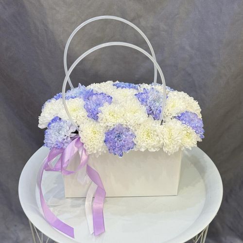Букет из белых и фиолетовых хризантем в сумочке (к2056)