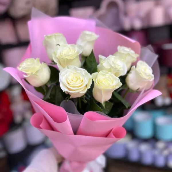 Букет из 9 белоснежных роз в нежно розовой упаковке
