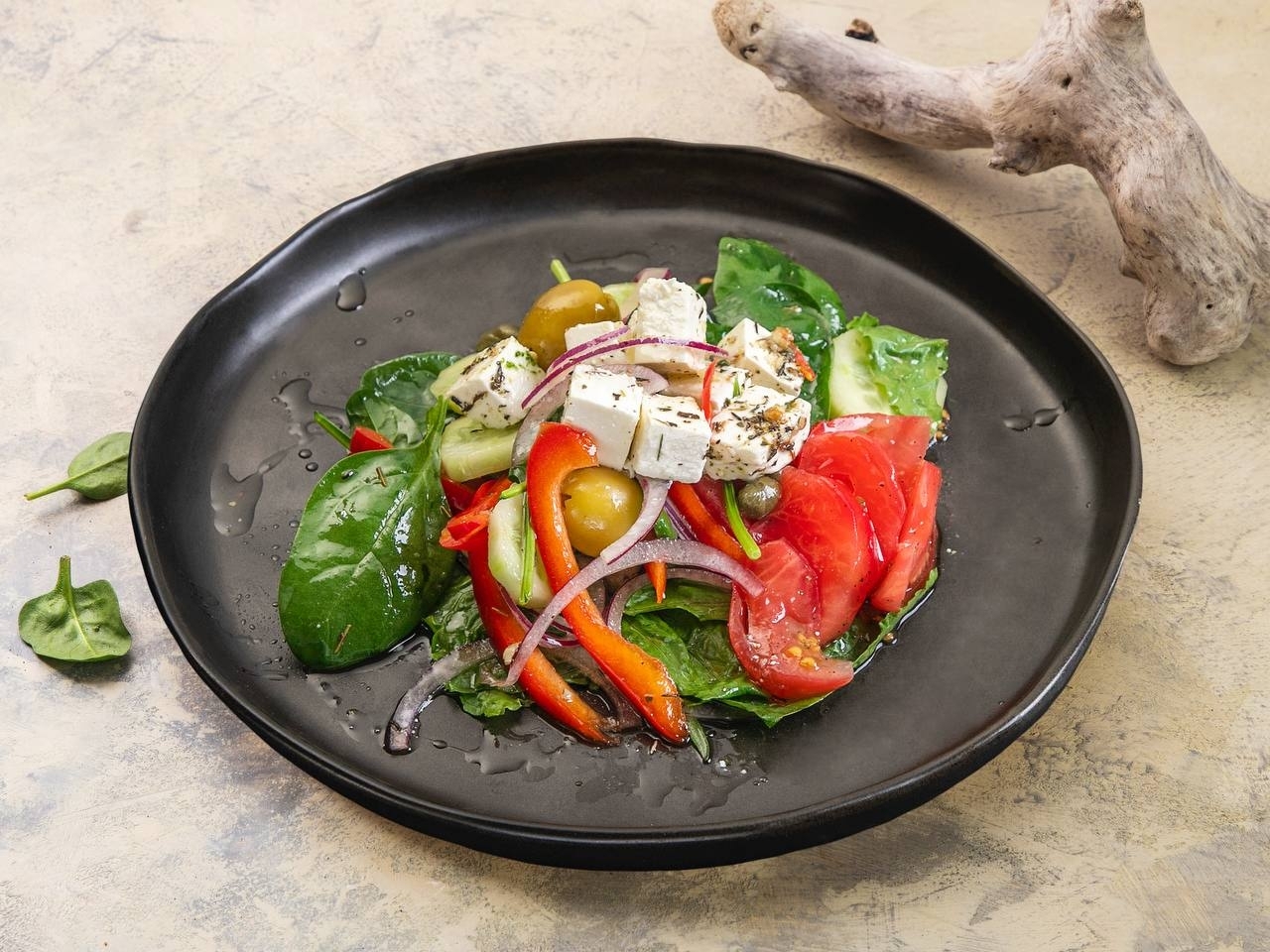 Салат с томатами и фетой