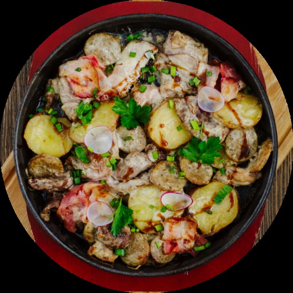 Мясная сковородка со сметаной