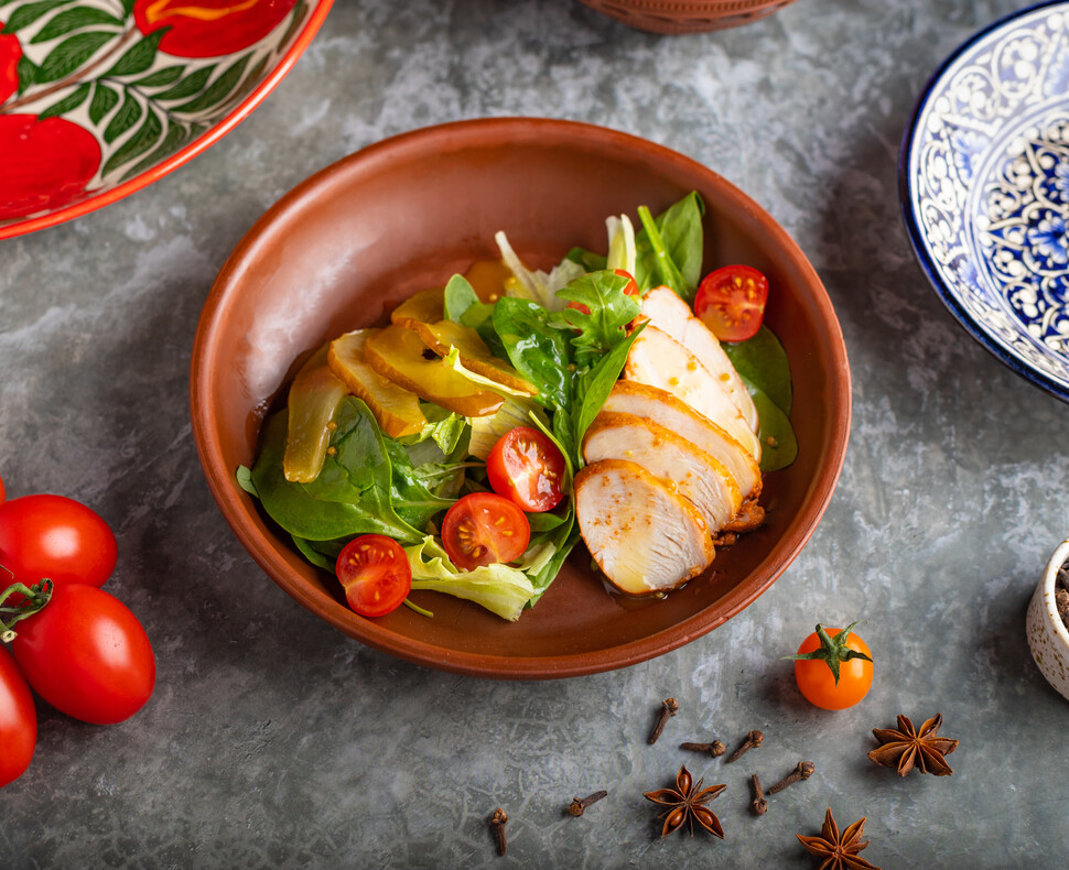 Салат с курицей и грушей