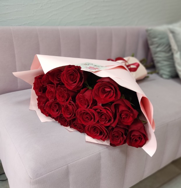 19 роз в упаковке