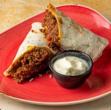 Чили кон Карне Буррито с халапеньо и острым соусом