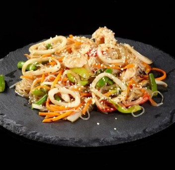 Фунчоза с говядиной и овощи и соус на выбор