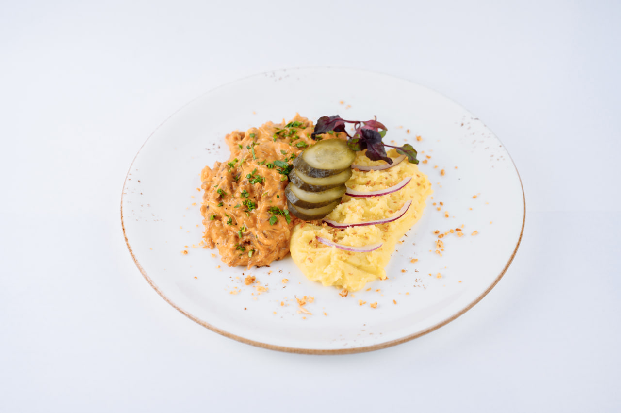 Бефстроганов из говядины с картофельным пюре