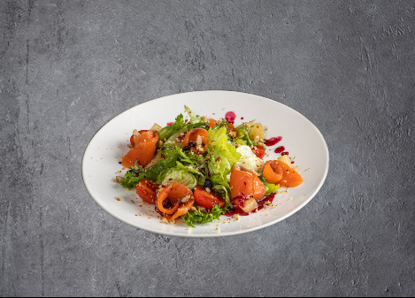 Салат с форелью и брусникой