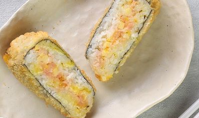 Онигири темпура с лососем спайси