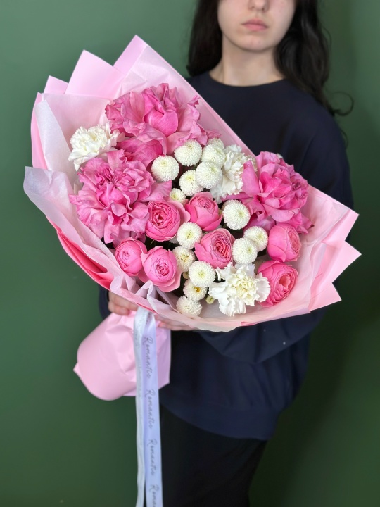 Нежный букет с пионовидными кустовыми розами ,хризантемой ньютон ,белыми гвоздиками и розами Кантри