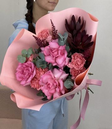 Букет из диантусов и французских роз