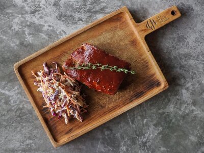 Ребра свиные BBQ с салатом Коул Слоу