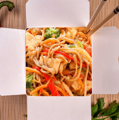 Wok по-гавайски с курицей и лапшой соба