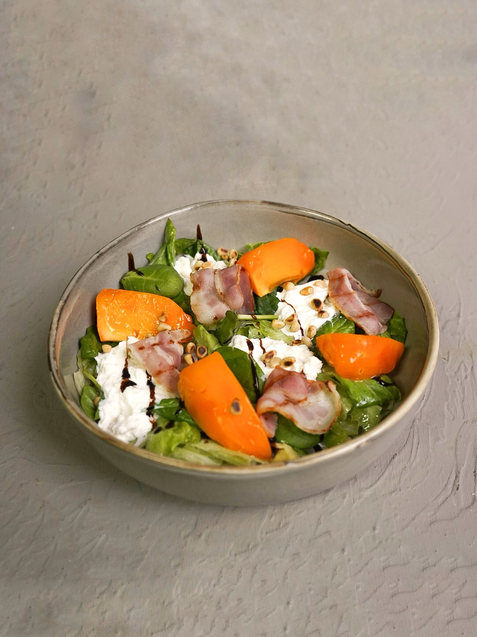 Салат с хурмой и страчателлой