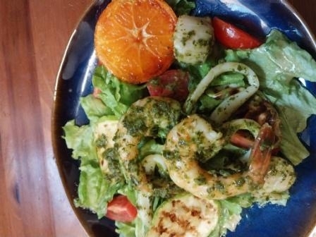 Салат с гребешком под соусом чимичури