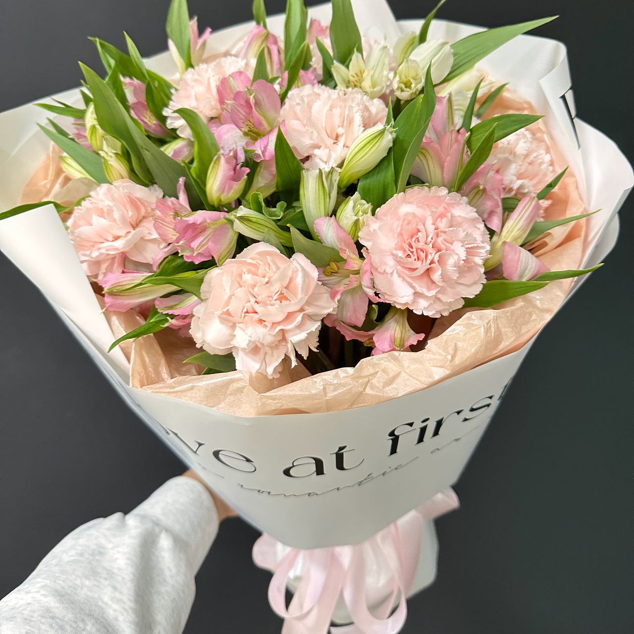 Букет из альстромерий и диантусов