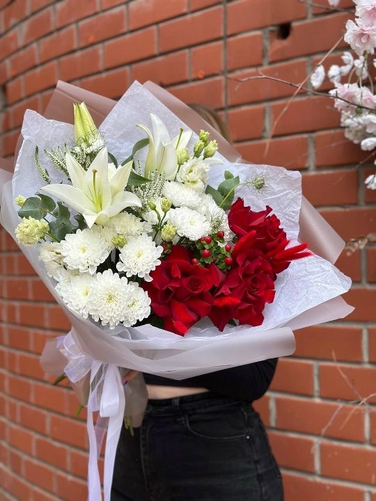 Букет из роз хризантем и лилии