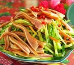 Салат "Свиные уши с огурцом"