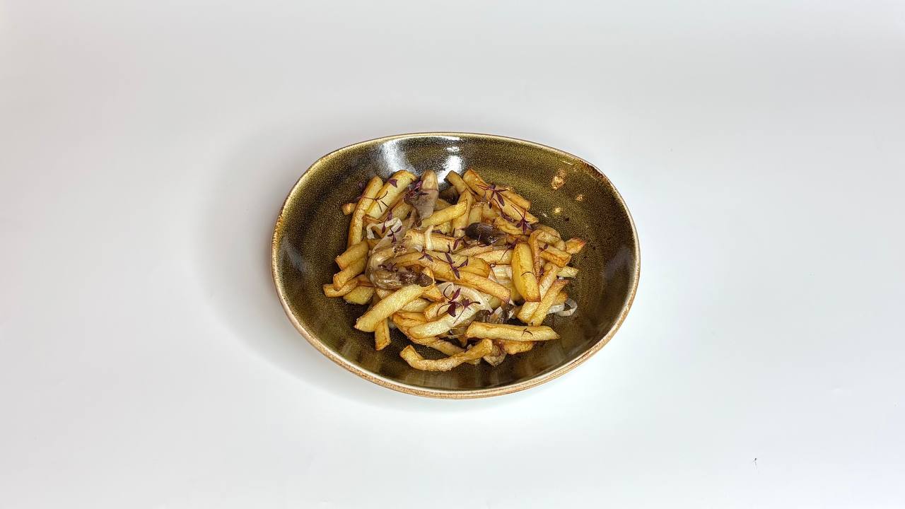 Жареный картофель с луком и грибами