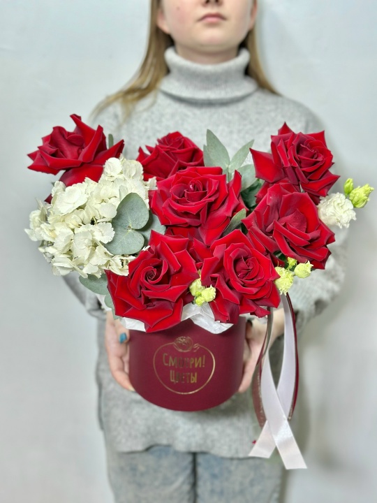 Коробка с красными французскими розами,гортензией,эустомой и эвкалиптом