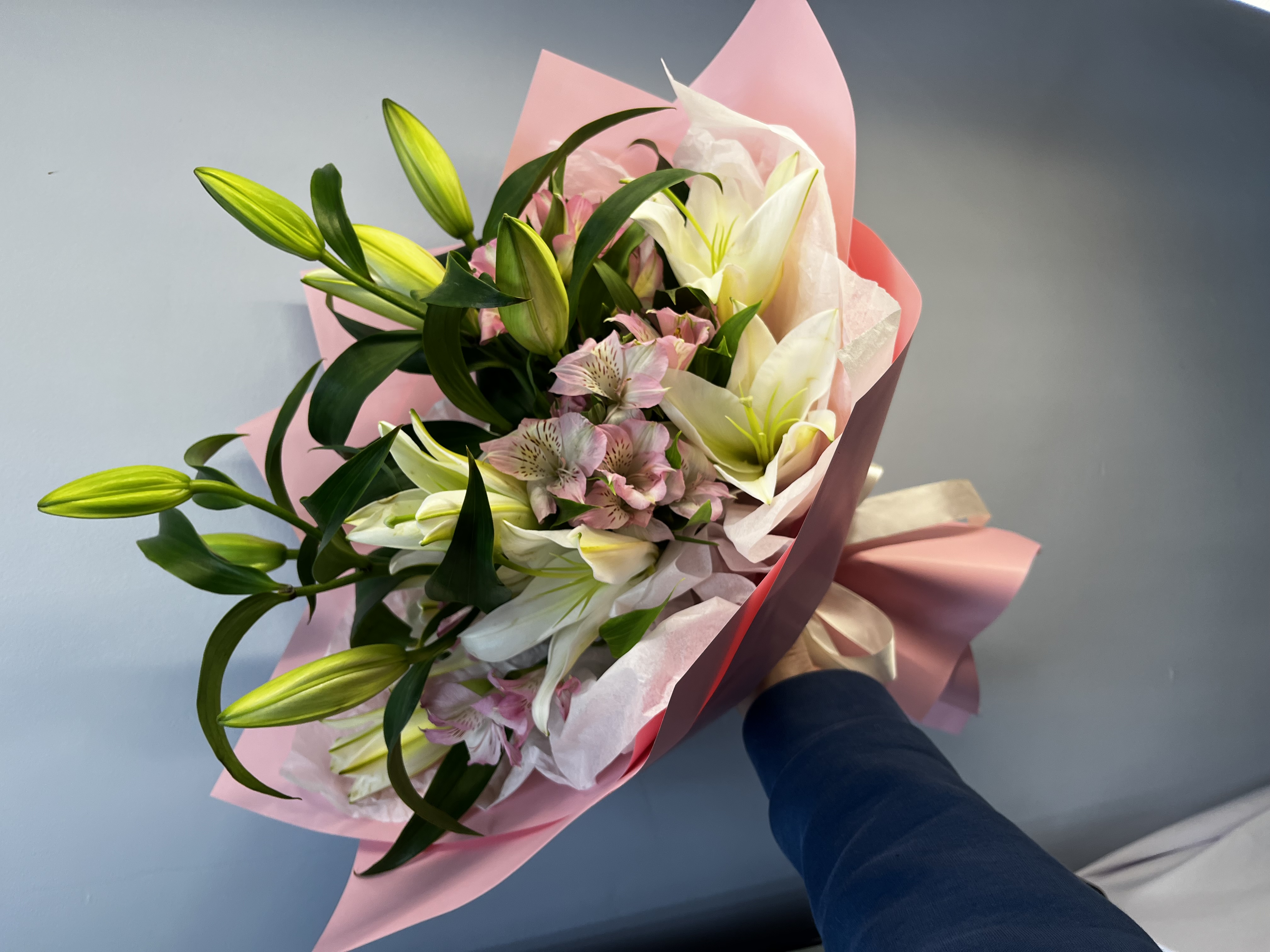 Ароматный букет из лилий и вльстромерий