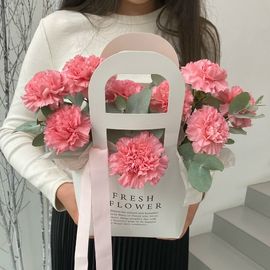 Розовые диантусы в сумочке